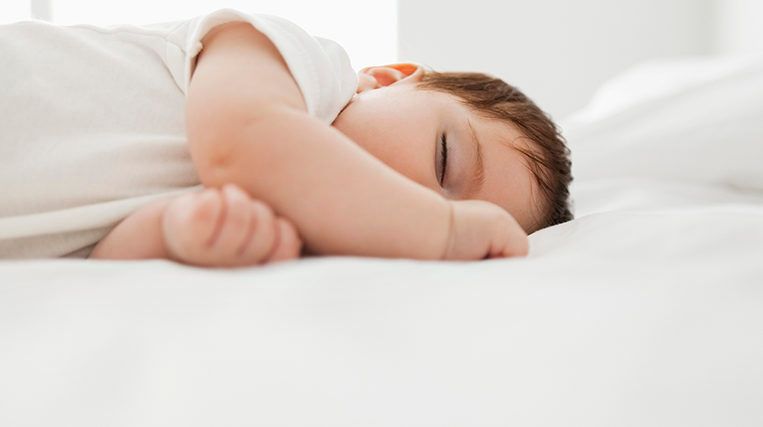Hur mycket ska min bebis sova totalt varje dygn? Antal timmar månad för månad!