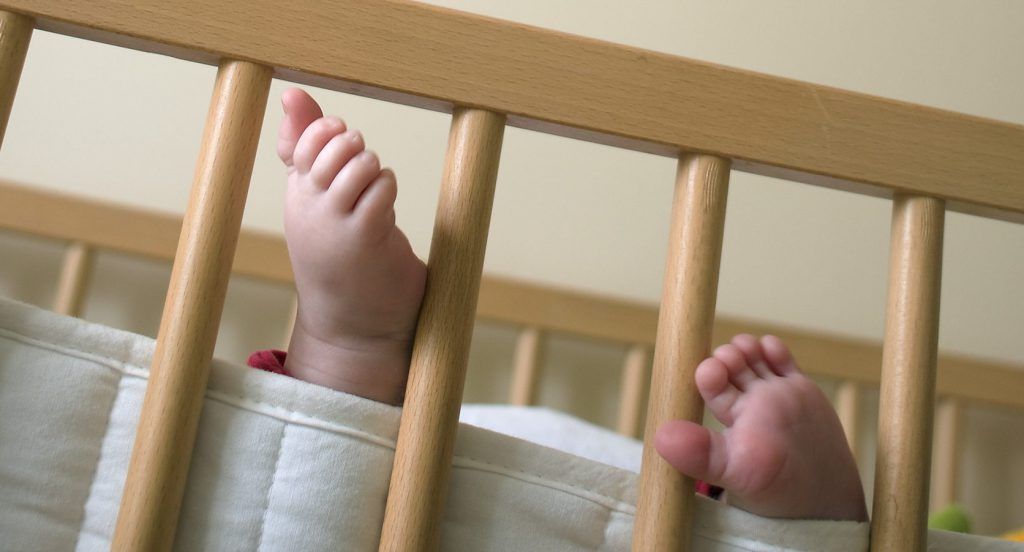 Kan min bebis sova i eget rum? JA! säger forskarna